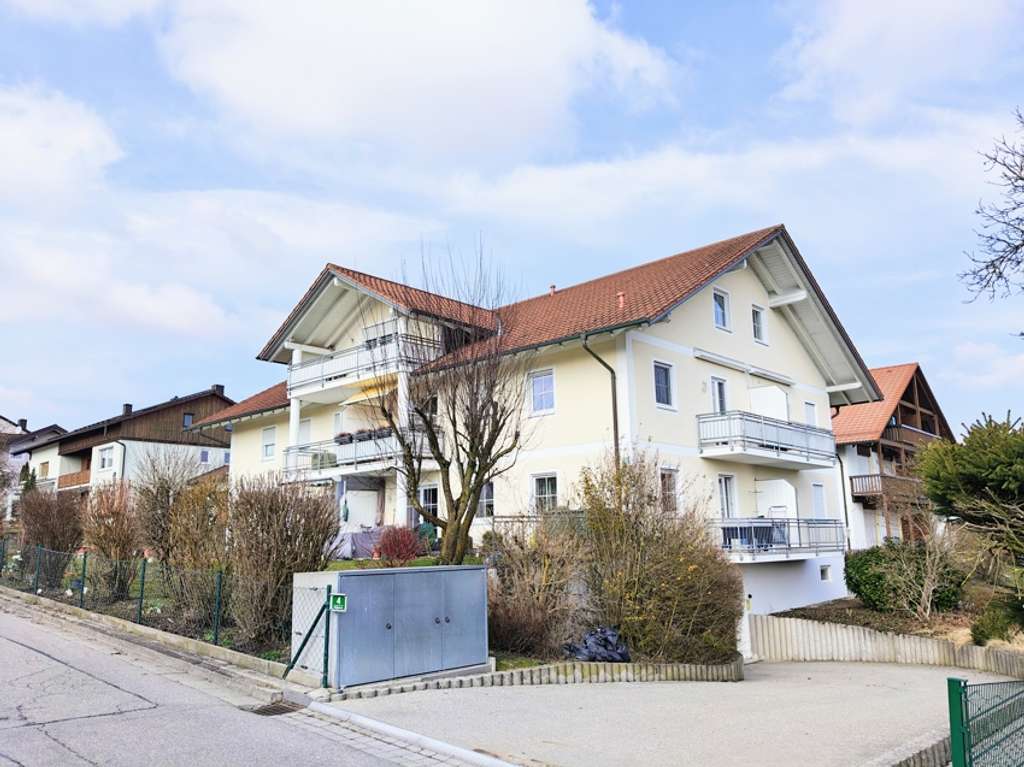 Immobilie in Bad Birnbach - geschickt aufgeteilte 2-Zimmer-Eigentumswohnung mit zwei sonnigen Balkonen u. Tiefgaragenstellplatz - Bild 1