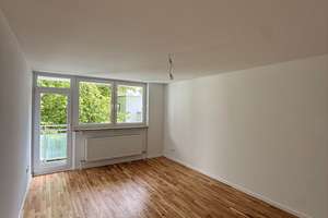 Sonniger Balkon mit Blick ins Grüne – 3 Zimmer im 3. Stock in München – Gerhart-Hauptmann-Ring 64, 81737 Neuperlach, München – Vorschaubild 2