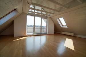 4-Zimmer-Wohnung mit zwei Balkonen, Aufzug, Tiefgarage, zentral aber ruhig beim Marktkauf