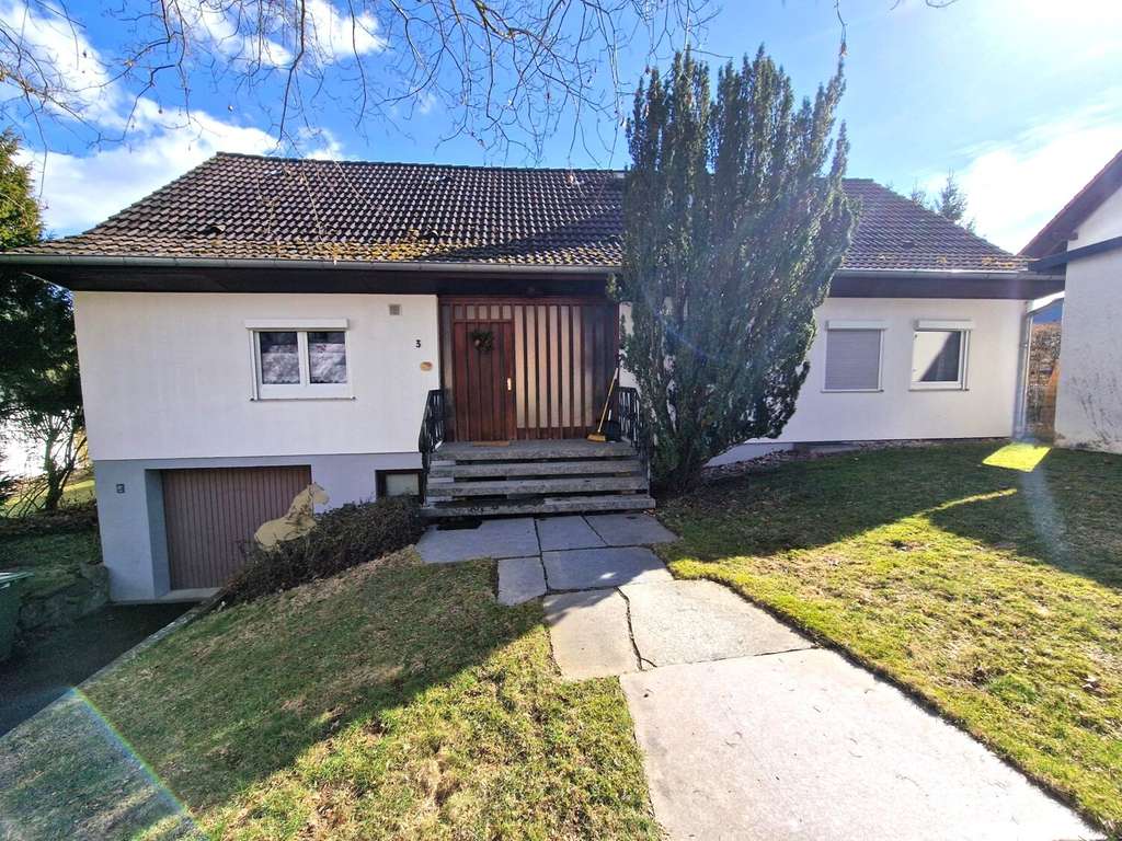 Immobilie in Oberkotzau - Lichtdurchflutetes Einfamilienhaus mit großem Garten und viel Platz für die ganze Familie - Bild 0