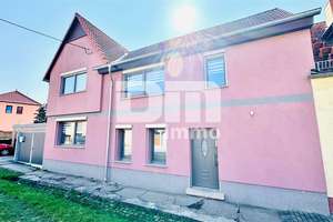 Schönes Wohnhaus mit Doppelgarage, Terrasse und Nebengelass in Traumlage