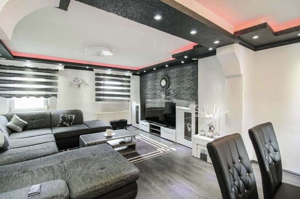 Immobilie in Feuchtwangen - Entwickelbares Wohn und Geschäftshaus mit zwei Wohneinheiten und einer Gewerbeeinheit in zentraler L - Bild 1