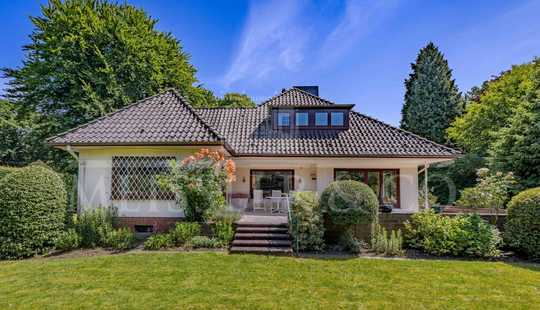 Bild von Einfamilienhaus auf sonnigem Grundstück