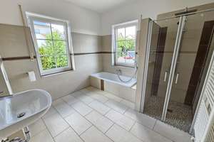 Großzügiges Toskana-Reiheneckhaus mit 5 Zimmer, 1 Appartement und 2 Terrassen in Schierling – Die vollständige Adresse der Immobilie erhältst du vom Anbieter., 84069 Schierling – Vorschaubild 2