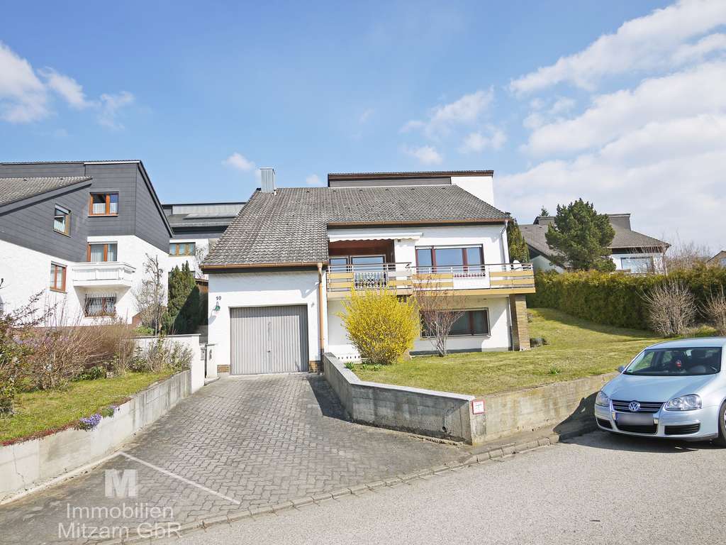 Immobilie in Greding - Einfamilienhaus mit besonderer Architektur und hohem Modernisierungpotenzial in sonniger Lage - Bild 2