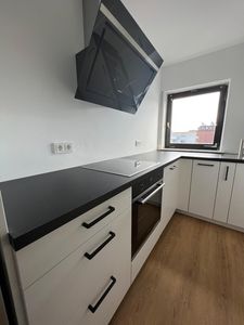 Schöne, sanierte 2-Zi. Whg. mit hochwertiger Einbauküche und tollem Duschbad in zentraler Lage