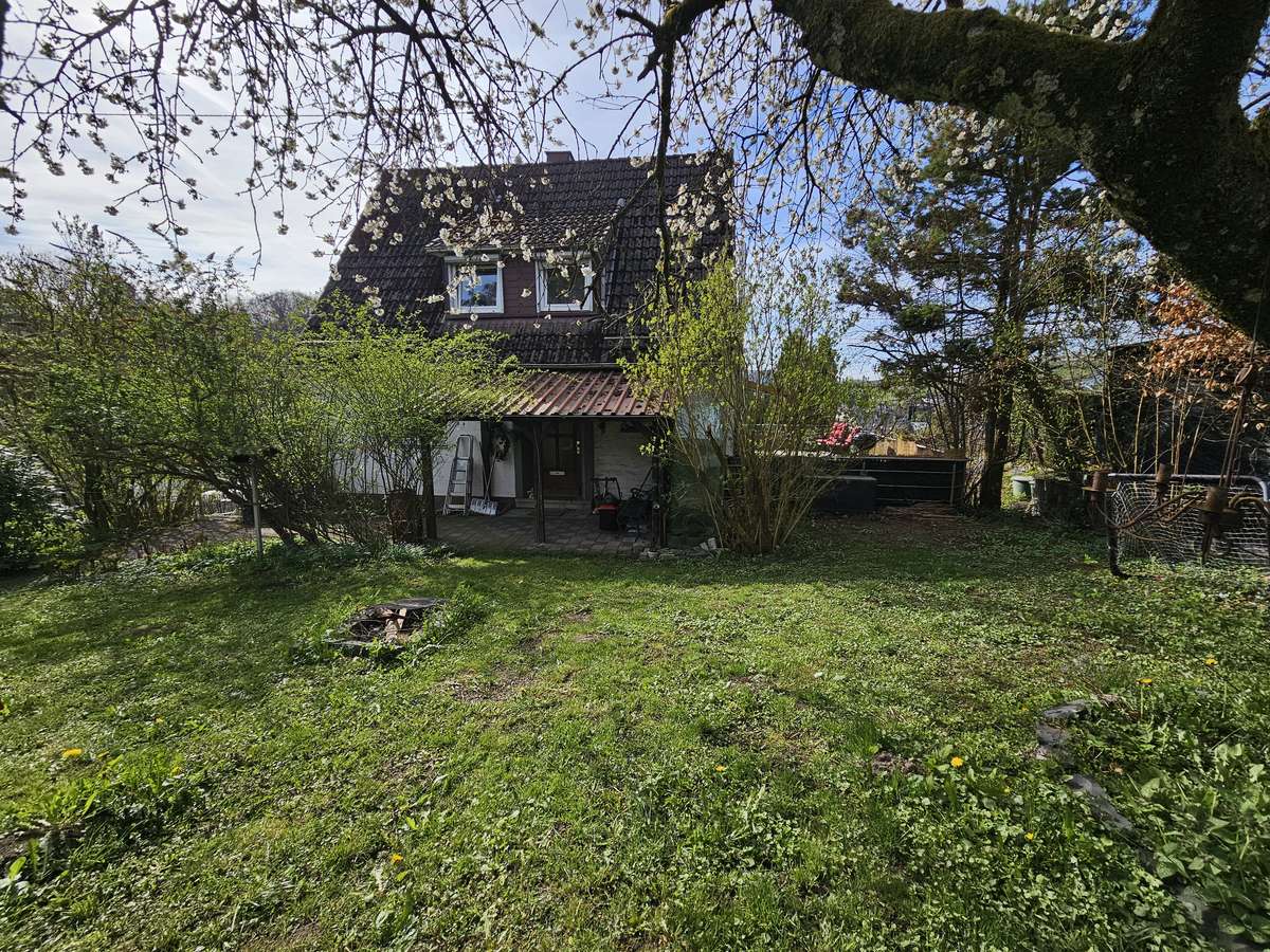 Gemütliches Einfamilienhaus in sonniger Lage mit großer Terrasse, XL-Garage und schönem Fernblick