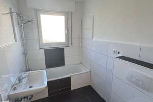 Erdgeschoss! Sanierte 2Zimmerwohnung mit Balkon – Hölderlinstraße 18, 47226 Rheinhausen-Mitte, Duisburg – Vorschaubild 2