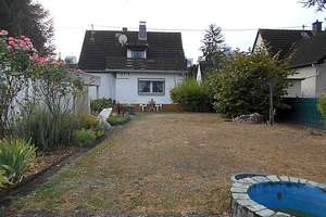Potenzial: Einfamilienhaus mit großen Grundstück, Garten, Freisitz, Garage – Anbaumöglichkeiten! – Die vollständige Adresse der Immobilie erhältst du vom Anbieter., 65936 Sossenheim, Frankfurt am Main – Vorschaubild 1