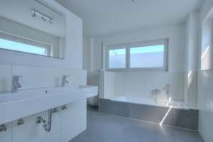 LICHTDURCHFLUTETE MODERNE DOPPELHAUSHÄLFTE MIT 5,5 ZI., SONNENTERRASSE UND CARPORT (KFW 55) – Die vollständige Adresse der Immobilie erhältst du vom Anbieter., 74232 Abstatt – Vorschaubild 14
