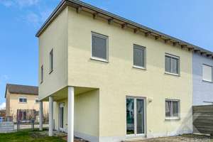 Moderne Doppelhaushälfte mit neuen Leitungen auf großem Grundstück in ruhiger Lage von Schwarzenbach – Die vollständige Adresse der Immobilie erhältst du vom Anbieter., 92720 Schwarzenbach – Vorschaubild 3
