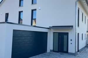 Moderner Neubau zur Miete (Reiheneckhaus) – Thierhauptener Straße 1c, 86447 Aichach-Friedberg (Kreis) – Vorschaubild 1