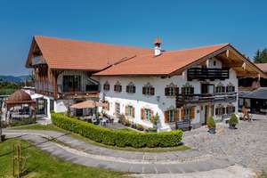 HOFANWESEN MIT EXKLUSIVEM CHALET STILVOLL MODERNISIERT MIT POOL UND PANORAMABLICK – Die vollständige Adresse der Immobilie erhältst du vom Anbieter., 83313 Siegsdorf – Vorschaubild 2
