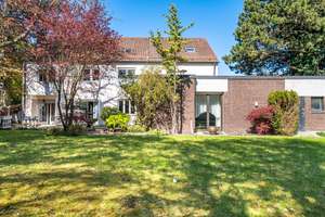 Großzügiges Einfamilienhaus mit Einliegerwohnung, Garten und Entwicklungspotenzial