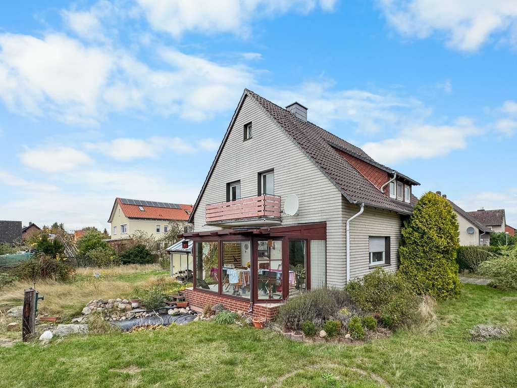 Immobilie in Uetze - Vielseitig nutzbares Ein- oder Zweifamilienhaus mit Garage und großem Grundstück in Dedenhausen - Bild 3