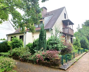 Freistehendes Einfamilienhaus mit Einliegerwohnung, Garten und großer Garage in OB-Dümpten