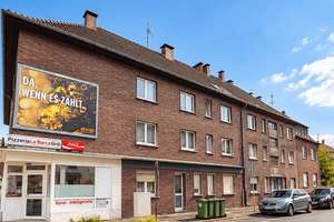 Viel Platz & Potenzial: 2-Zimmer-Wohnung mit zwei zusätzlichen Zimmern im Dachgeschoss