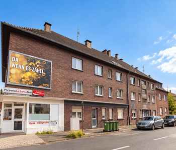 Viel Platz & Potenzial: 2-Zimmer-Wohnung mit zwei zusätzlichen Zimmern im Dachgeschoss