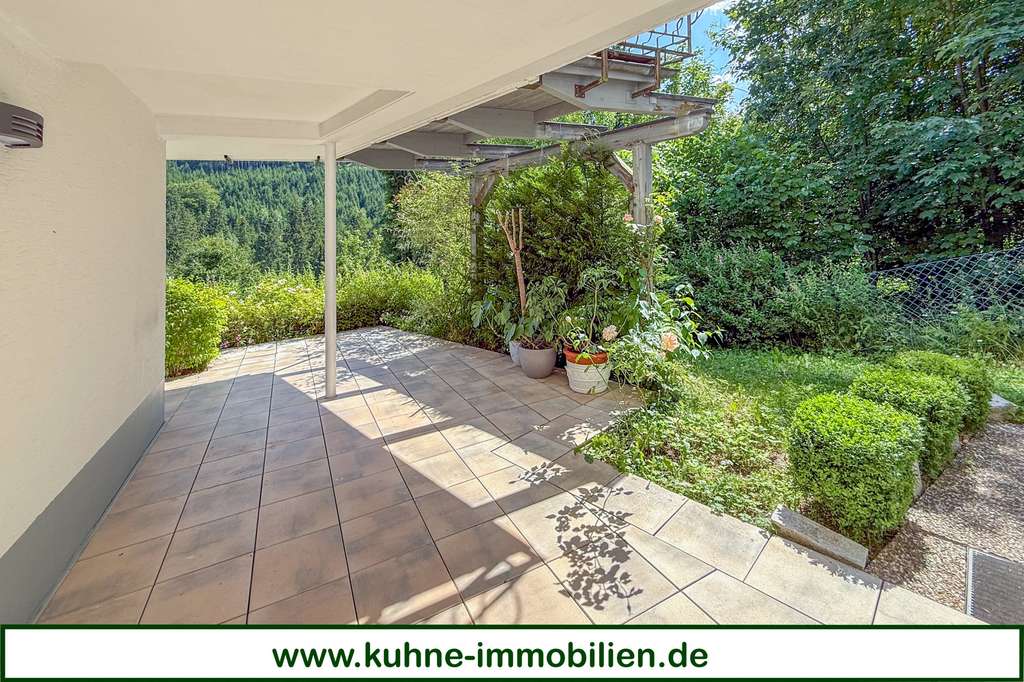 Immobilie in Willingen (Upland) - Gepflegtes Mehrfamilienhaus mit Einliegerwohnung, Südgarten, Balkon und Terrasse - Bild 1