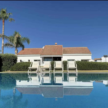 Exklusive moderne Villa in Manilva mit Panoramablick auf das Meer, großer Privatsphäre und einem Des