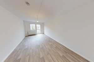 Große 2-Raum-Wohnung mit Balkon – Martinstr. 22, 9130 Chemnitz – Vorschaubild 1