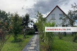 IMMOBERLIN.DE - Charmantes Einfamilienhaus mit Ausbaupotenzial, Südwestgarten & Garage in ländlicher – Die vollständige Adresse der Immobilie erhältst du vom Anbieter., 16230 Britz – Vorschaubild 1
