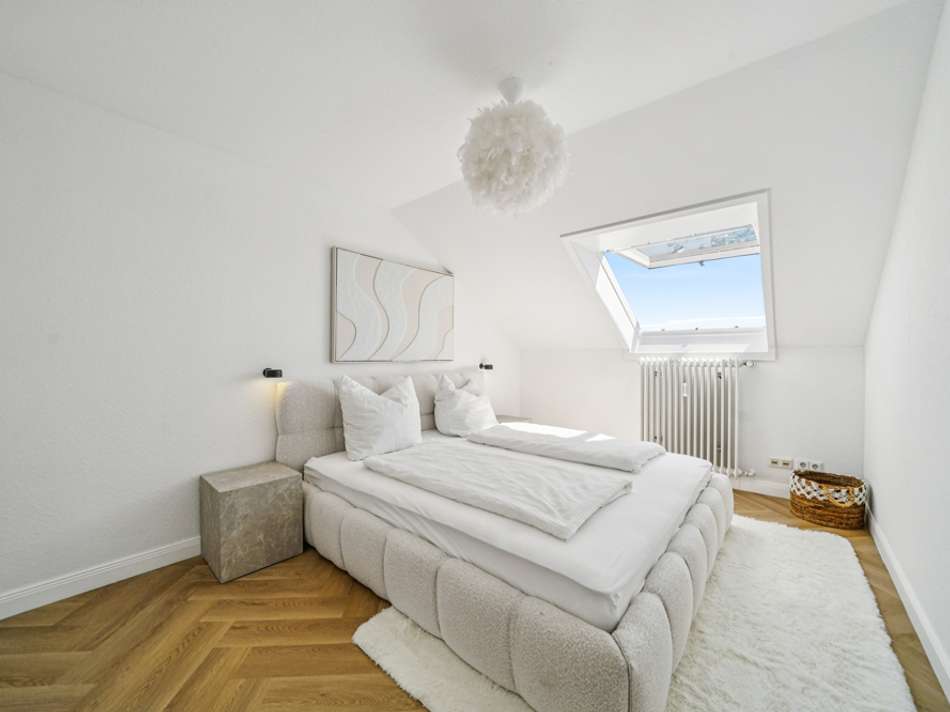 Schlafzimmer mit Berg und Seeb