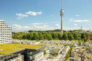 Weitblick über das Olympiadorf: Bezugsfreies Apartment mit Südloggia im denkmalgeschützten Ensemble