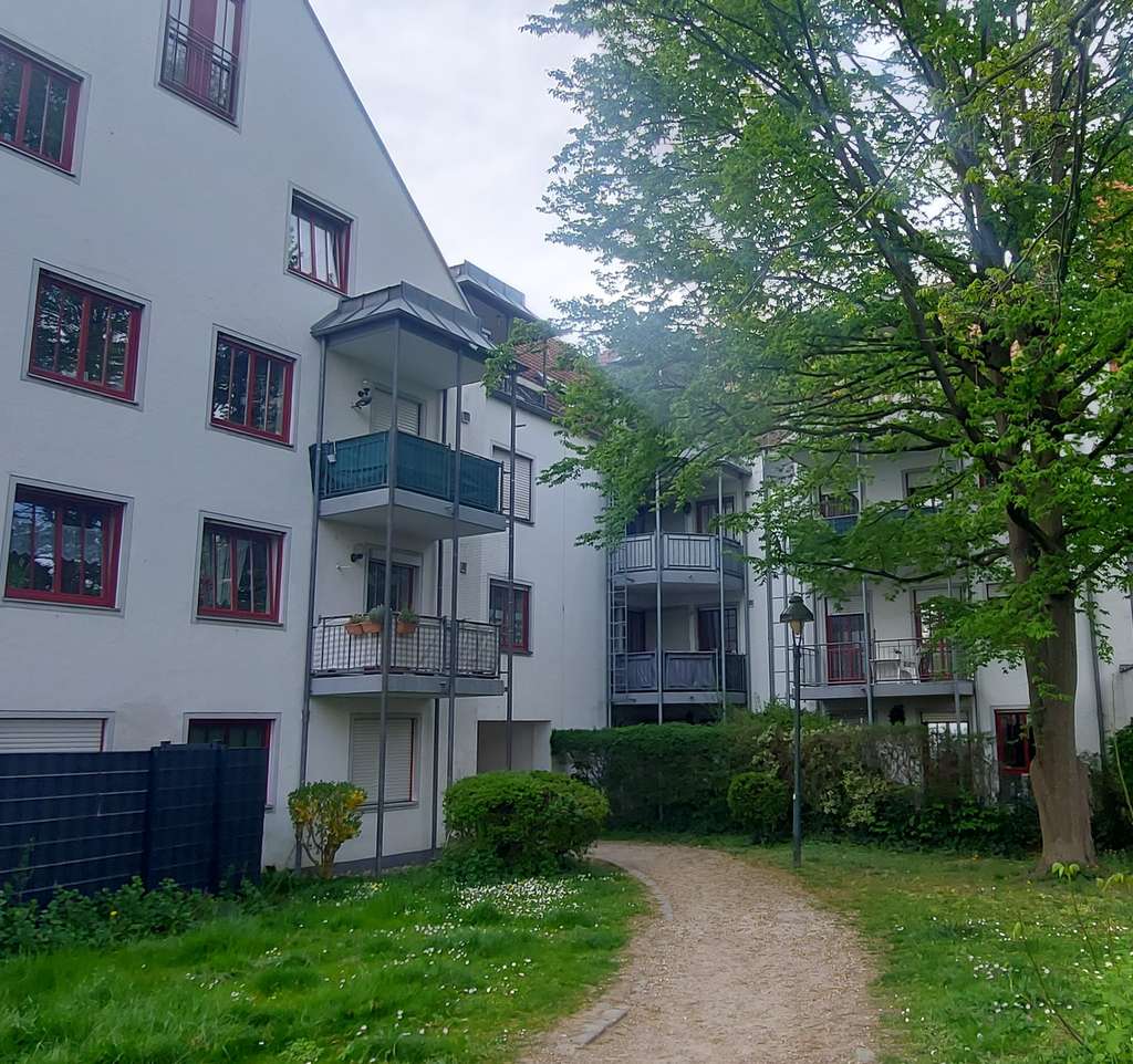 Stielvolle, gepflegte 2-Raum-Wohnung mit Einbauküche in Augsburg