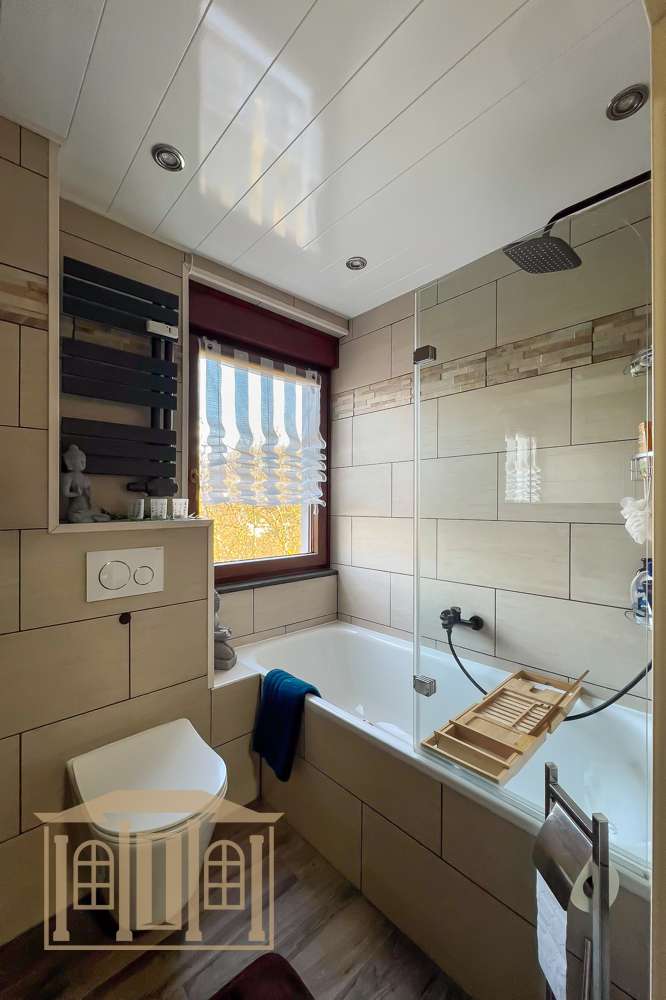 Immobilie in Lüdenscheid - Stilvoll modernisiert: Gemütliche Wohnung mit Kamin, Erker und Garten an der Volme - Bild 6