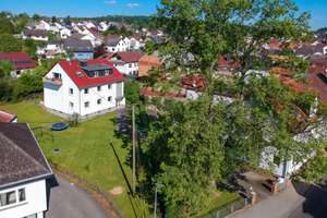 Großzügiges Mehrfamilienhaus mit weitläufigem  Grundstück und erheblichem Entwicklungsspielraum
