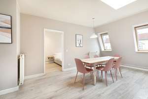 Nahe Rosa-Luxemburg-Platz: 2,5 Zimmer DG-Wohnung im 4. OG, West-Terrasse, Einbauküche, Wannenbad – Schönhauser Allee 186, 10119 Prenzlauer Berg, Berlin – Vorschaubild 4