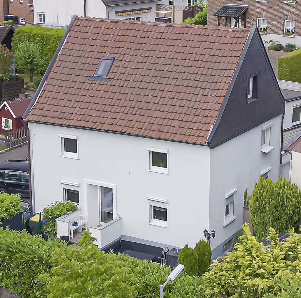 Zweifamilienhaus mit Garten, Dachterrasse & Stellplätzen – ideal für Familien oder Kapitalanleger