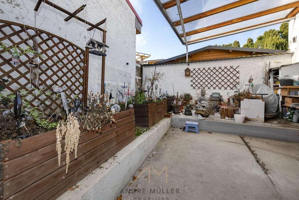 Immobilie in Ober-Olm - Ober-Olm: 1–2 Familienhaus mit Hof und Potenzial für kleinen Garten in gefragter Lage - Bild 1