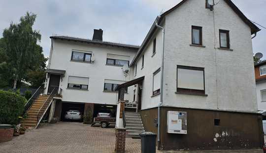 Bild von Zwei Einfamilienhäuser auf einem großzügigen Grundstück mit Doppelgarage
