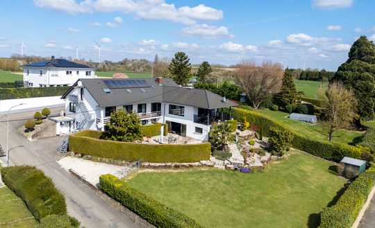 Exklusives Anwesen mit drei Wohneinheiten, Pool und großzügigem Südgarten