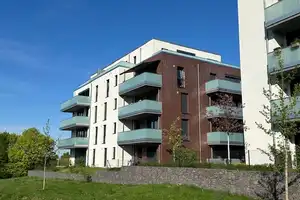 Wünderschön und neuwertig! 3 Zimmer Wohnung inkl. EBK, großem Balkon und 2 TG-Stellplätze – Kamillenweg 3, 38446 Wolfsburg – Vorschaubild 2