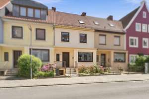 Bremen-Hulsberg: Gepflegtes Reihenmittelhaus mit schönem Garten in guter Lage