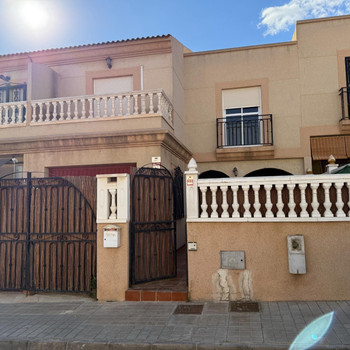Maisonette-Wohnung mit 4 Schlafzimmern, 2 Bädern und zwei großen Terrassen
