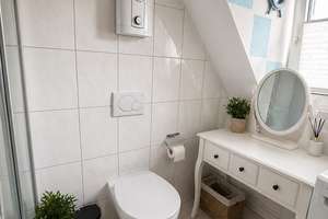 Charmante Dachgeschosswohnung in attraktiver Lage von Düsseldorf – Friedhofstr. 27, 40597 Benrath, Düsseldorf – Vorschaubild 3
