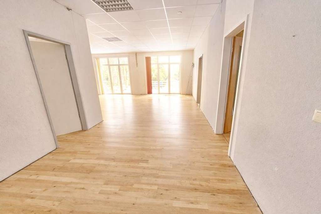 Immobilie in Hohenwestedt - 335m² Wohn-/Nutzfläche *aufstockbar* + 2.784m² bebaubares Grundstück - Bild 2