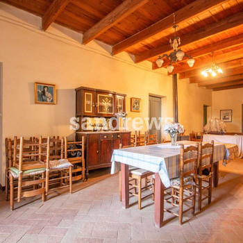 Dorfhaus zum Verkauf in Pontós Alt Empordà mit großem Grundstück und vielfältigen Möglichkeiten