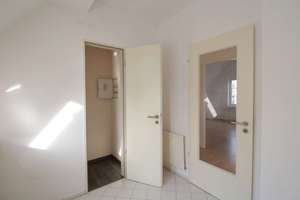 Bezugsfrei nahe FU Berlin: helle 2-Zimmer-Dachgeschosswohnung am Breitenbachplatz – Die vollständige Adresse der Immobilie erhältst du vom Anbieter., 12163 Steglitz, Berlin – Vorschaubild 15