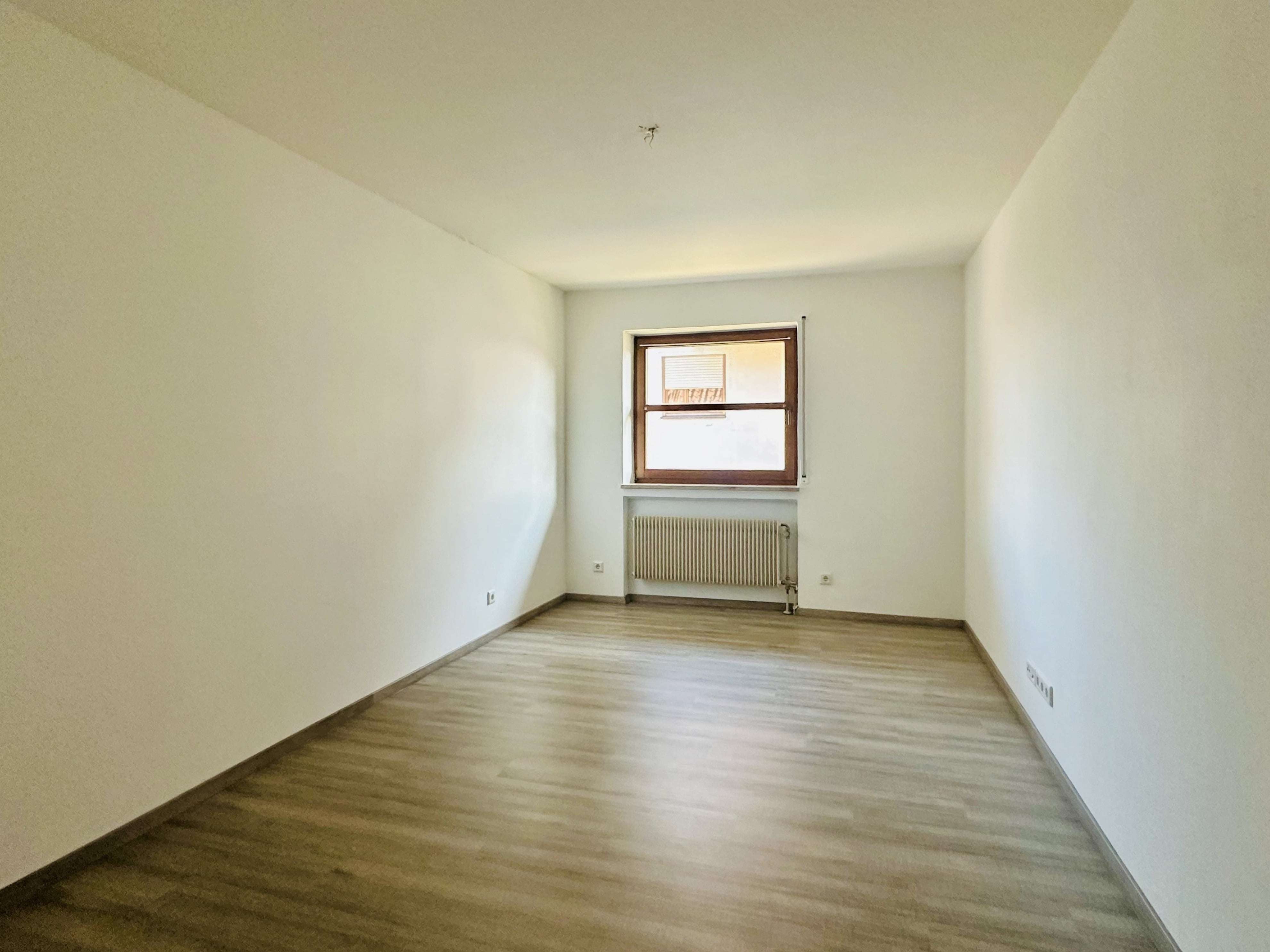 Immobilie in Sennfeld - Mehr Raum für Ihr Kapital: eine großzügige 4-Zimmer-Wohnung! - Bild 4