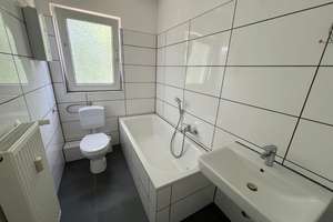 Blick ins Grüne mit Balkon - Bad mit Fenster - Duisburg Rheinhausen – Brahmsstraße 46, 47226 Rheinhausen-Mitte, Duisburg – Vorschaubild 3