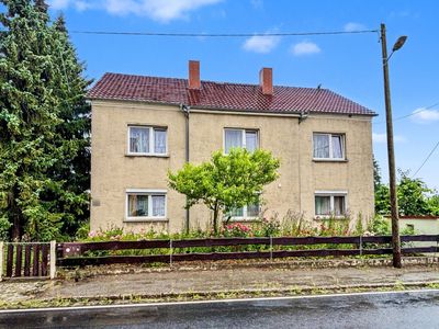 Großes Ein- bis Zweifamilienhaus mit Nebengelass und schönem Grundstück am Ortsrand von Arnsdorf