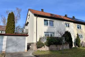 Zweifamilienhaus (DHH) zur Eigennutzung & Mieteinnahmen - Böblingen – Die vollständige Adresse der Immobilie erhältst du vom Anbieter., 71032 Böblingen – Vorschaubild 1