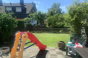 Provisionsfrei: Saniertes Reiheneckhaus mit schönem Garten und Garage