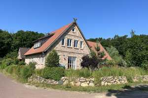 Exklusives Ziegelhaus mit Doppelgarage in naturnaher Ortsrandlage
 – Lüneburg (Kreis) – Vorschaubild 1