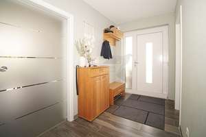 !! Traumhaus in C-Rabenstein !! Exklusive Doppelhaushälfte mit Garage, Terrasse und Garten – Riedbachweg 70, 9117 Rabenstein, Chemnitz – Vorschaubild 2